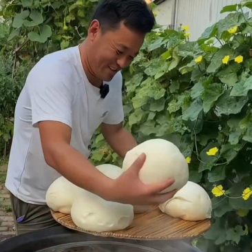 这种大馒头有人吃过吗?一层一层的,太好吃了,就是一个有点吃不完