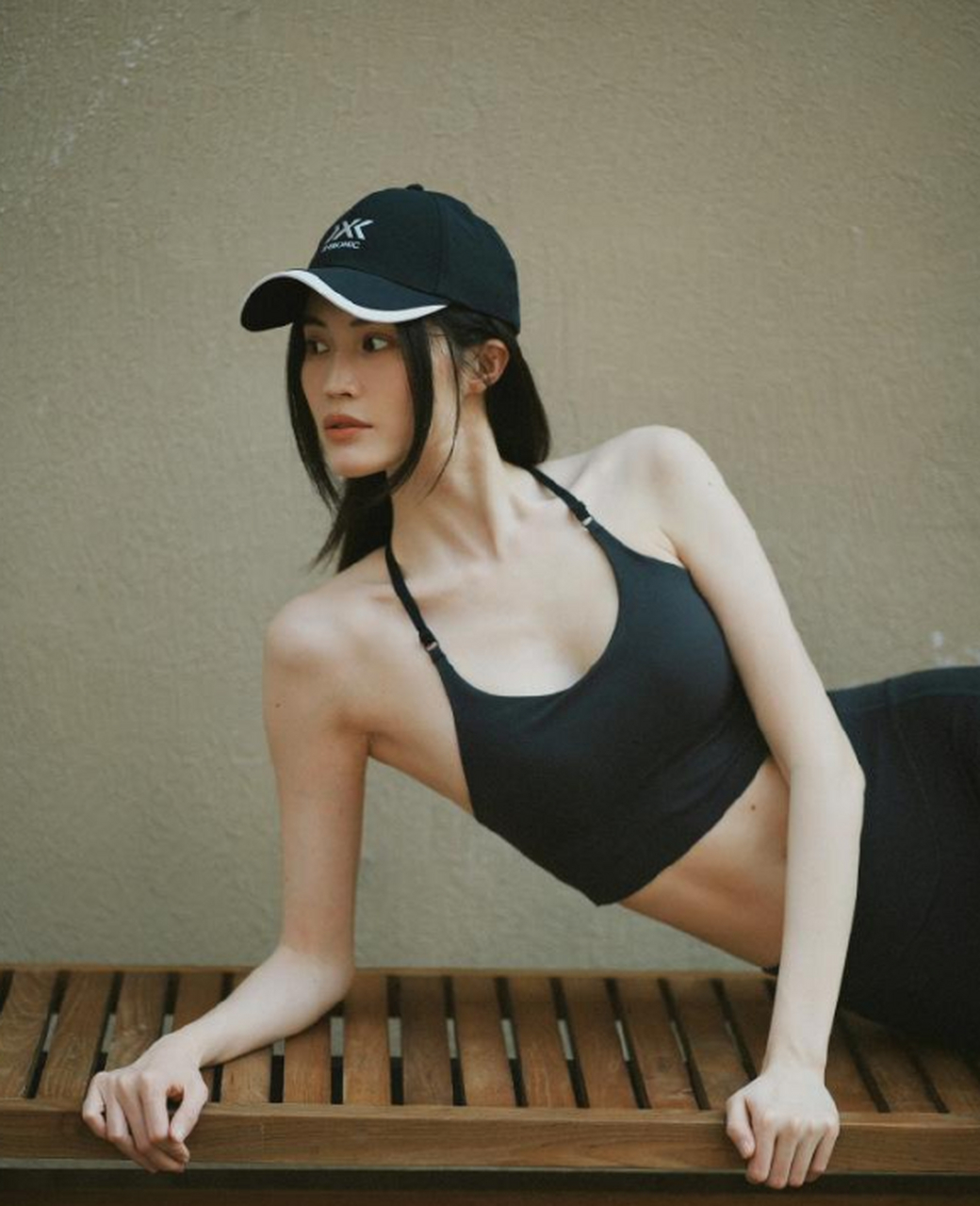 超模何穗的健身照,身材太完美,明艳又动人!