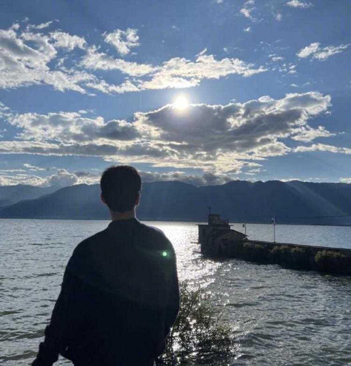 杨洋这是笑傻了吗?露出大白牙的笑容,感染力有点强!
