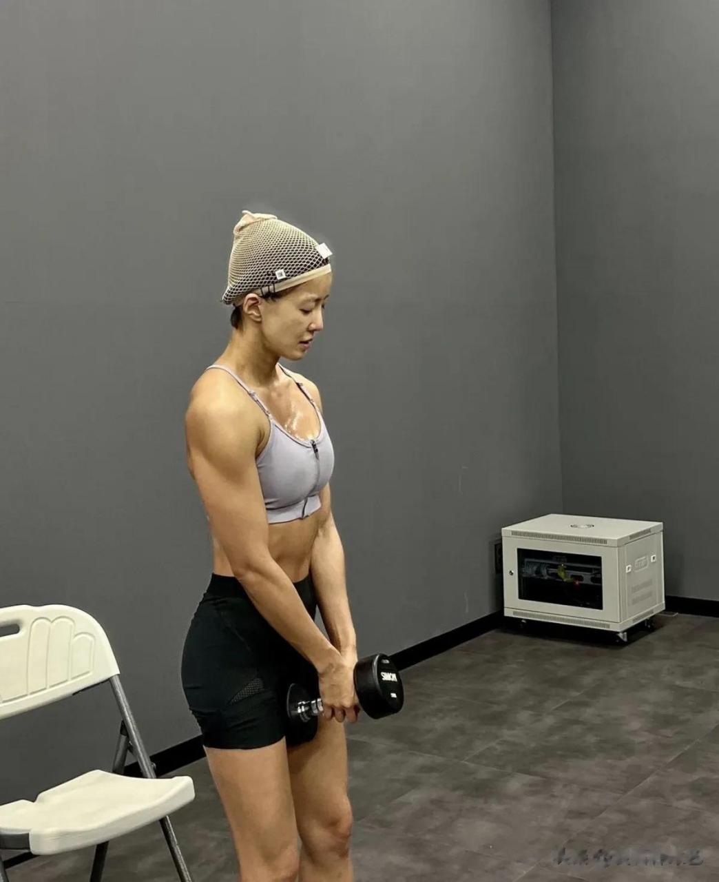 尤其是,李诗英以运动员级别的强健肌肉引人注目.