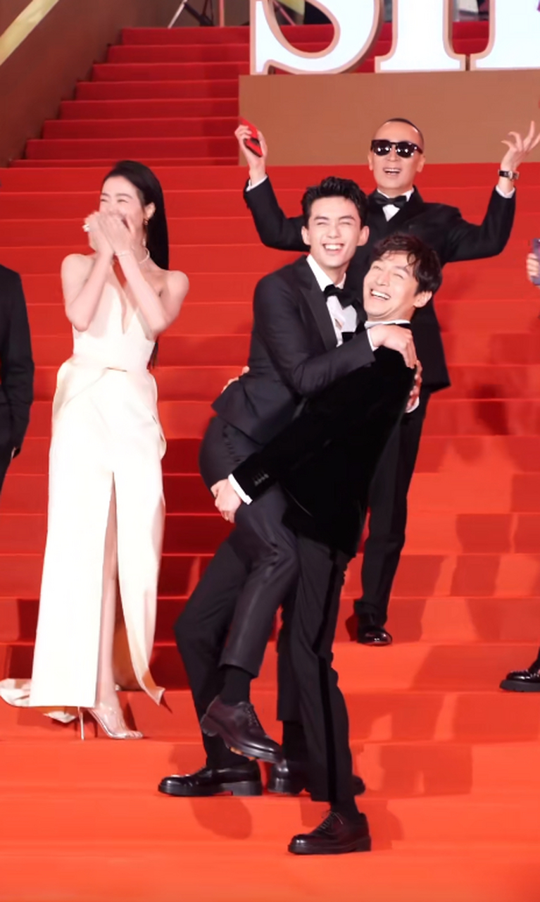 胡歌 #吴磊 亮相上海电影节红毯,梦回琅琊榜,抱着抱着就长大了,飞流