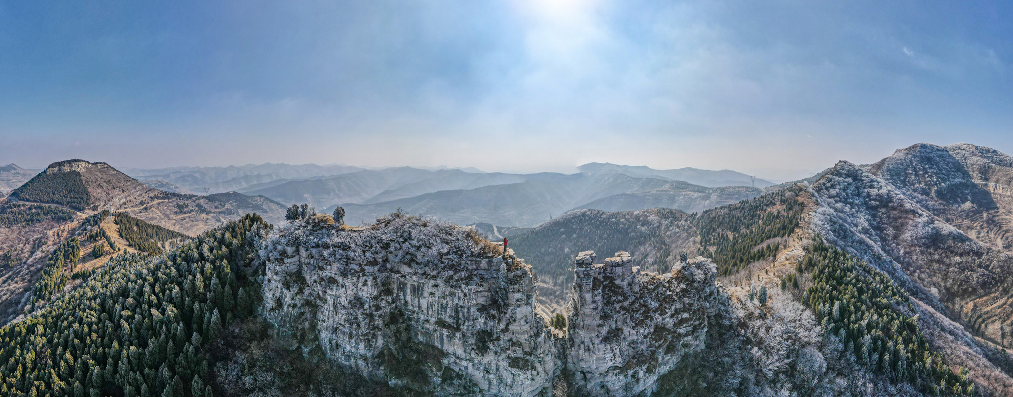 济南周边好玩的地方# 无人机航拍济南彩石劈山全景,一块巨石被遗