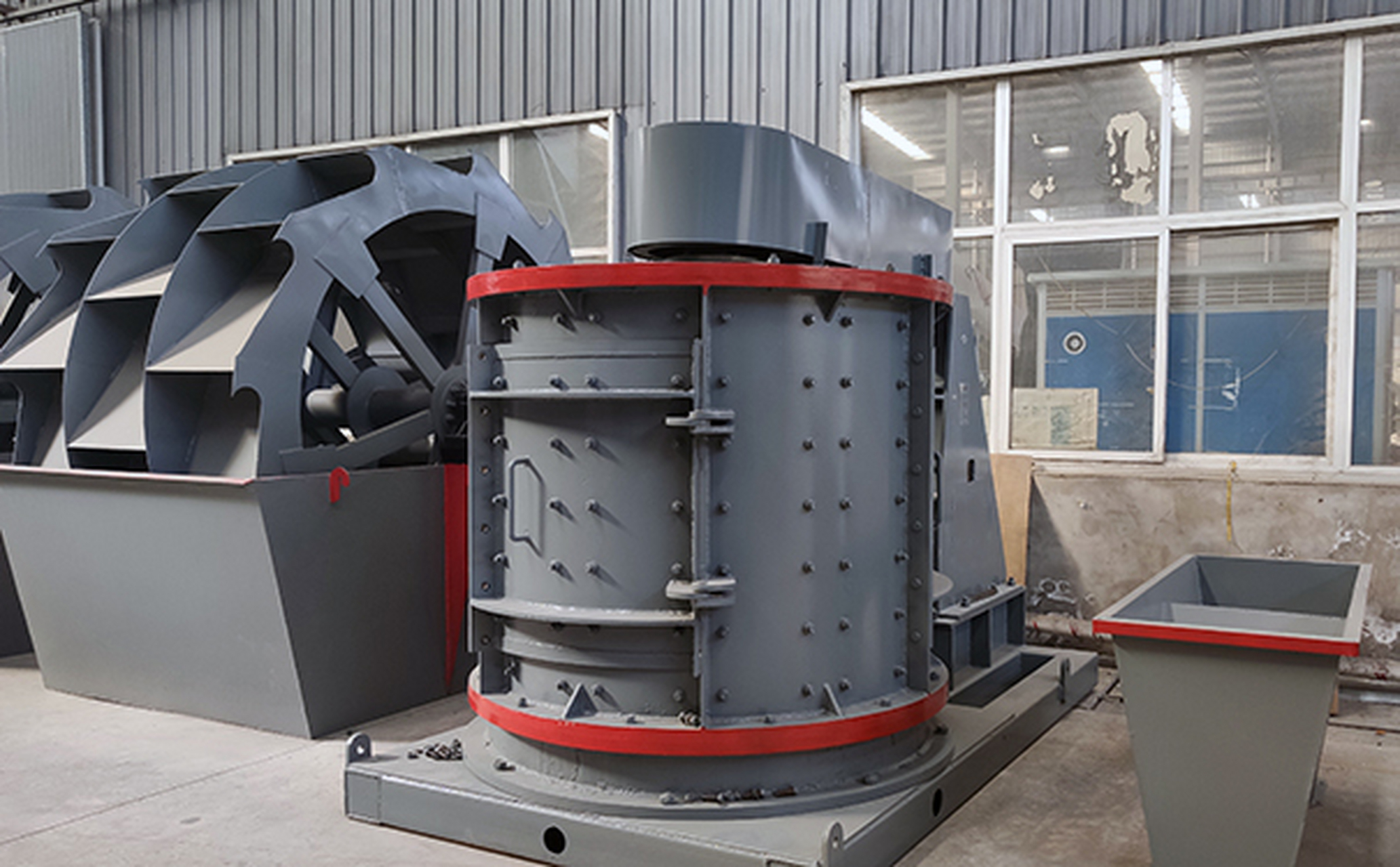 立式板锤制砂机又称重型复合制砂机或立轴制砂机,该设备可以分为两种