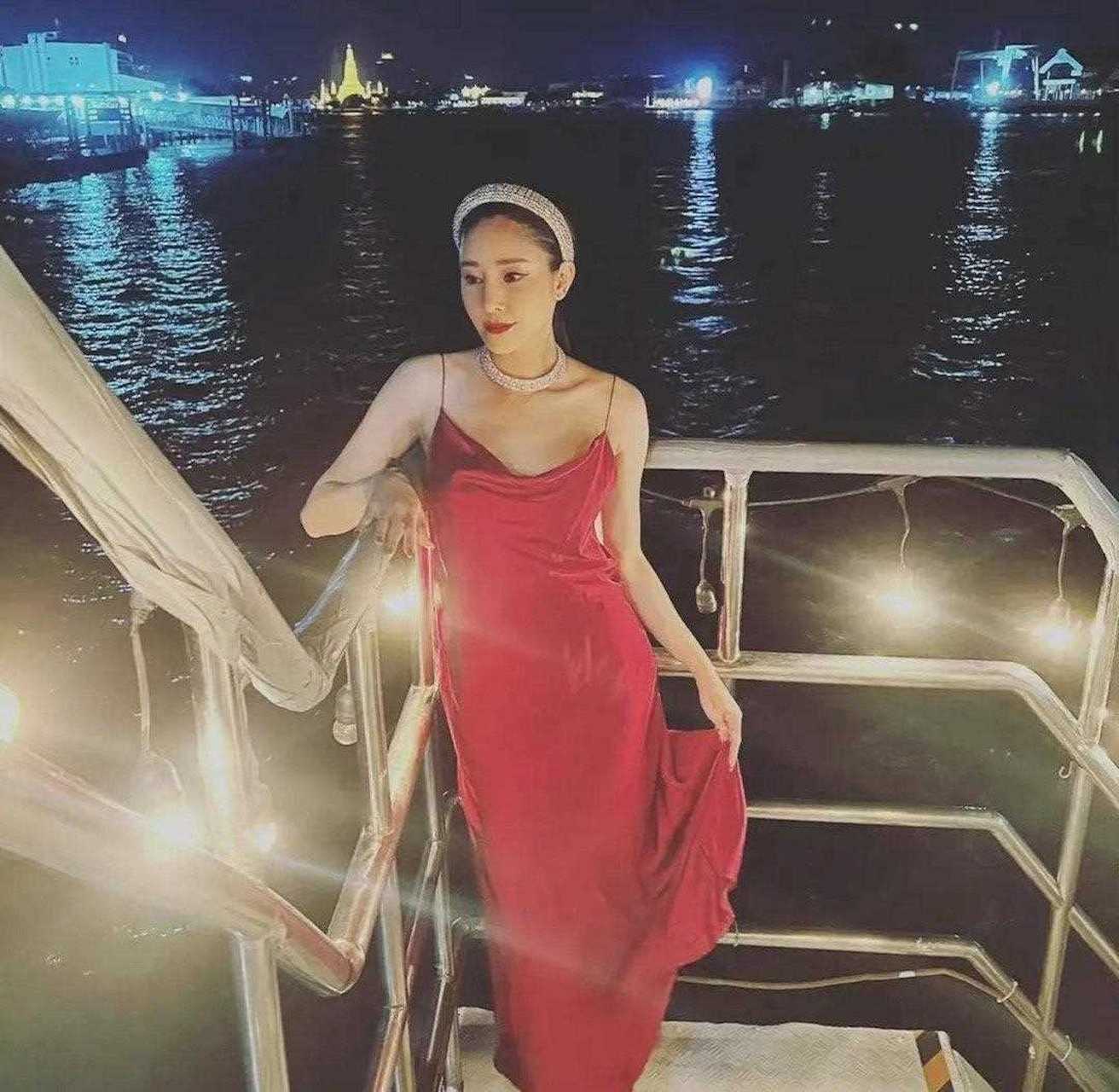 [再见] 最初媒体的报道是tangmo跟几个朋友一起玩,喝醉了想去船尾小便