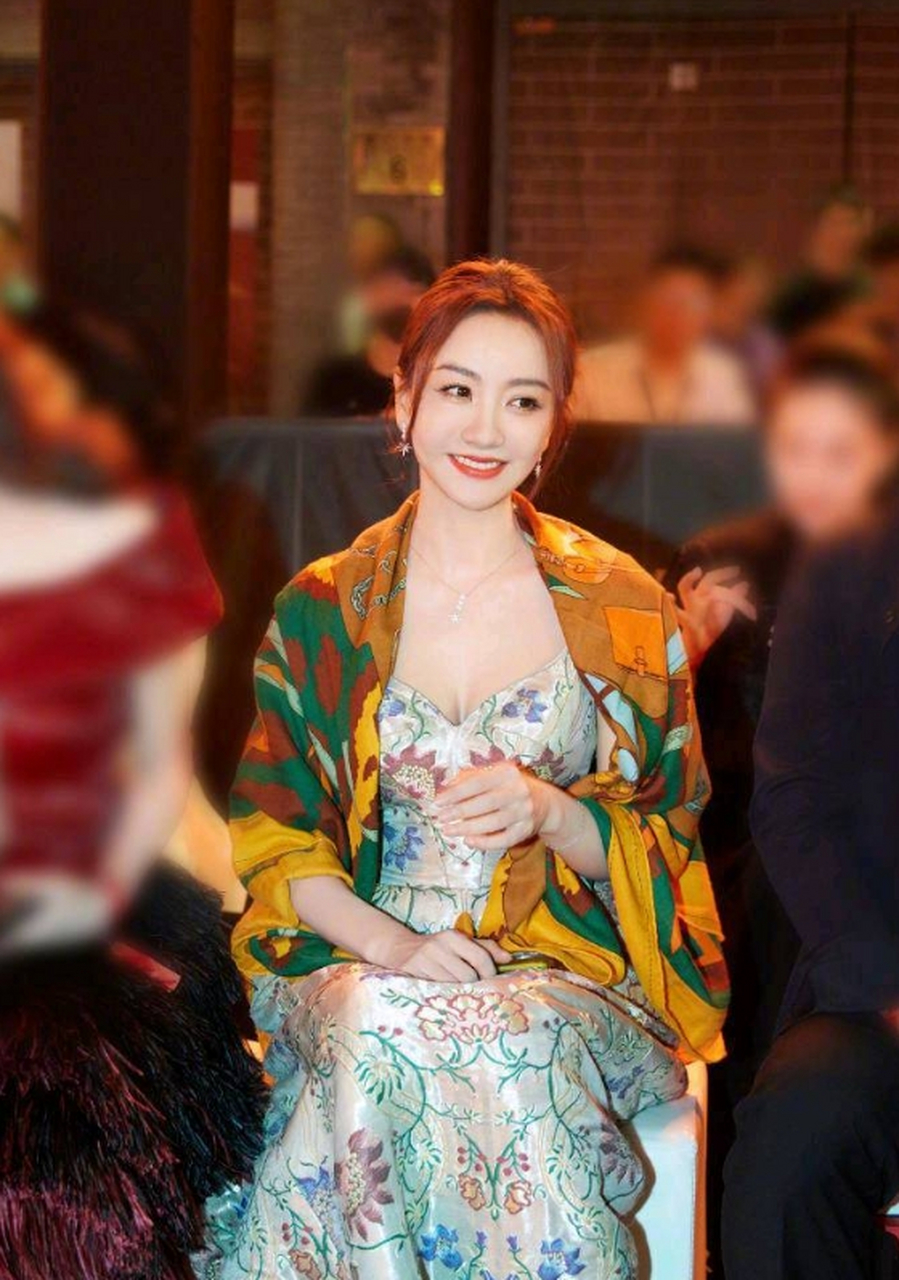 清新甜美,妩媚优雅的#杨蓉# 身穿绣花深v礼服,妆容