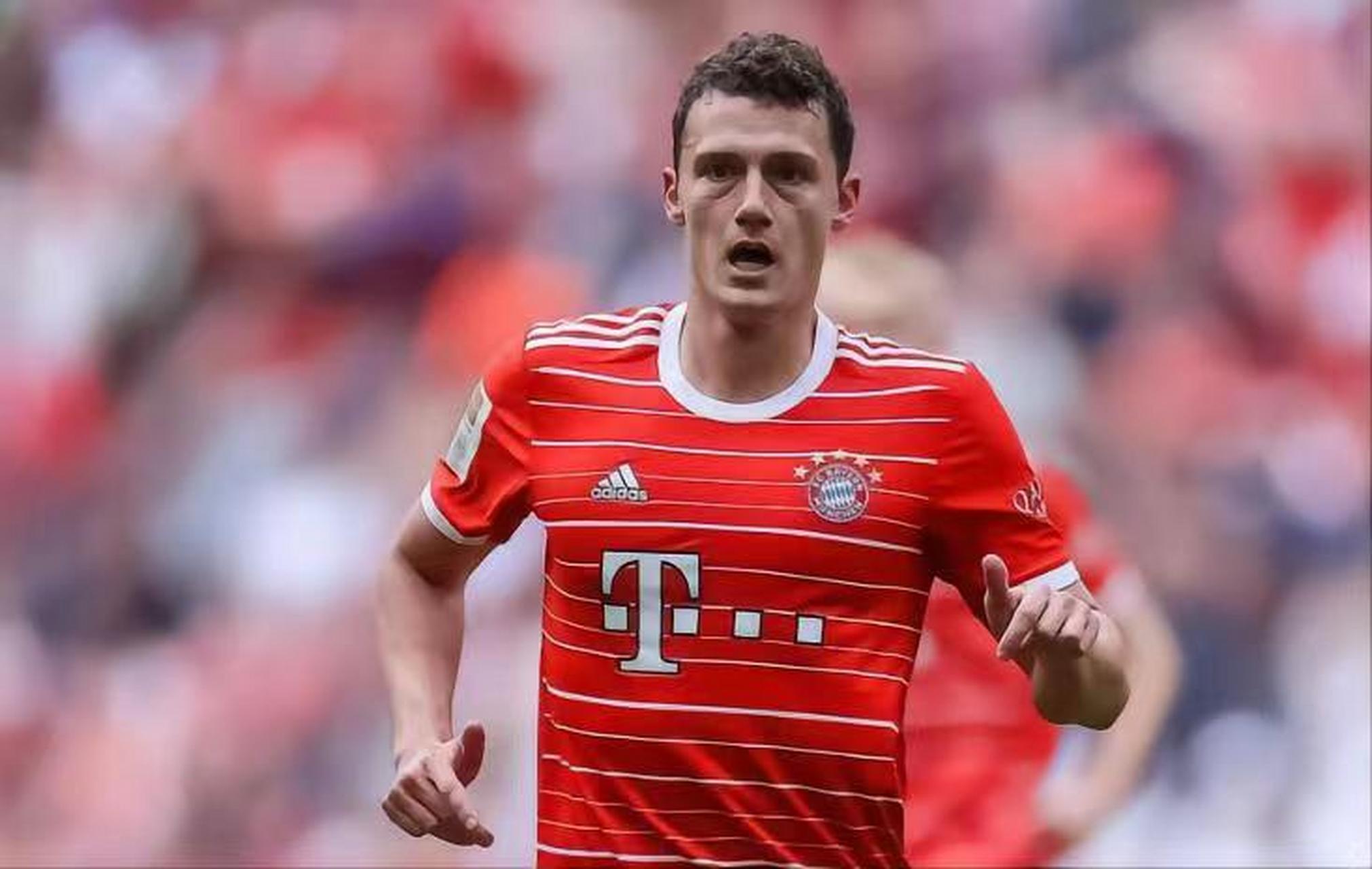 目前拜仁后卫帕瓦尔转会流言十分多, 据德媒sport1报道帕瓦尔目前想要