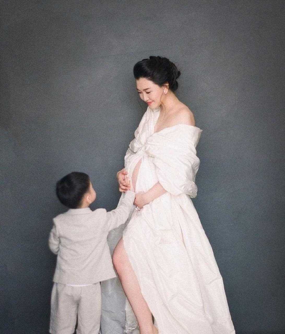 李嘉颖在自己的社交平台晒着最新孕照,照片中李嘉颖皮肤白皙孕味十足