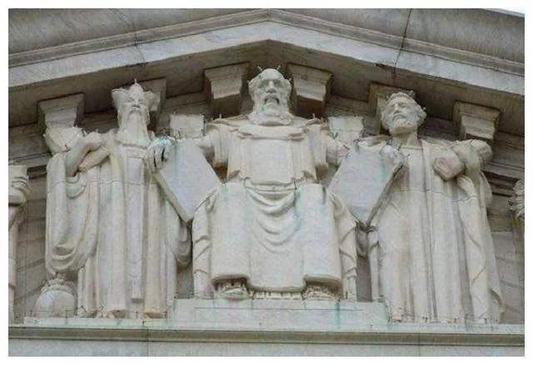 在美国联邦最高法院的门楣上,从左到右依次雕刻着孔子,摩西和梭伦,这