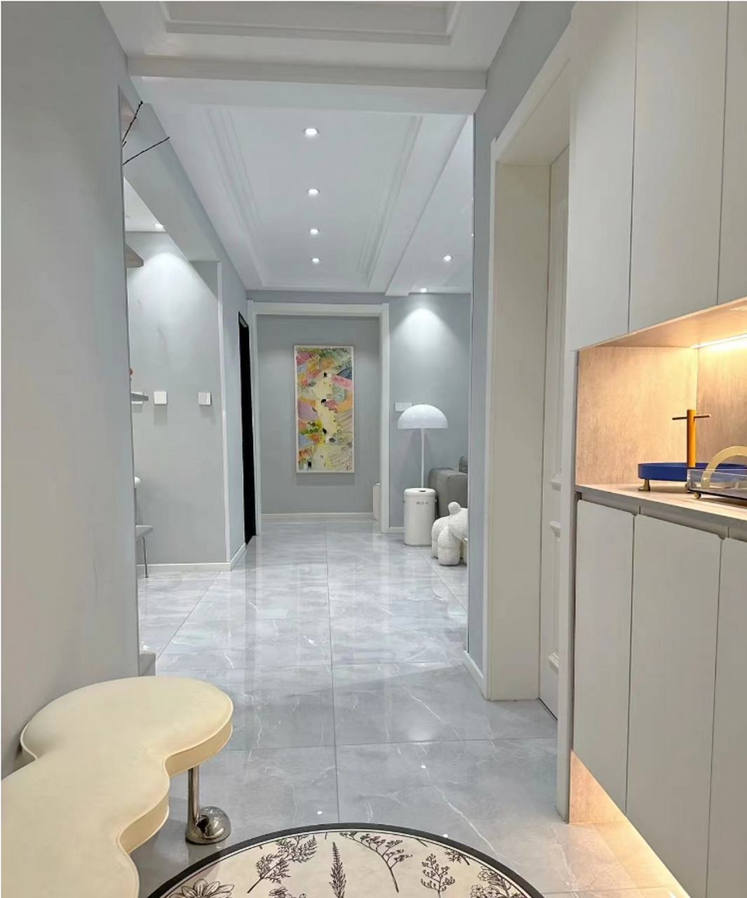 顶部纯白色漆简单一圈石膏线和10cm双眼皮吊顶 背景墙刷的棕色其他都