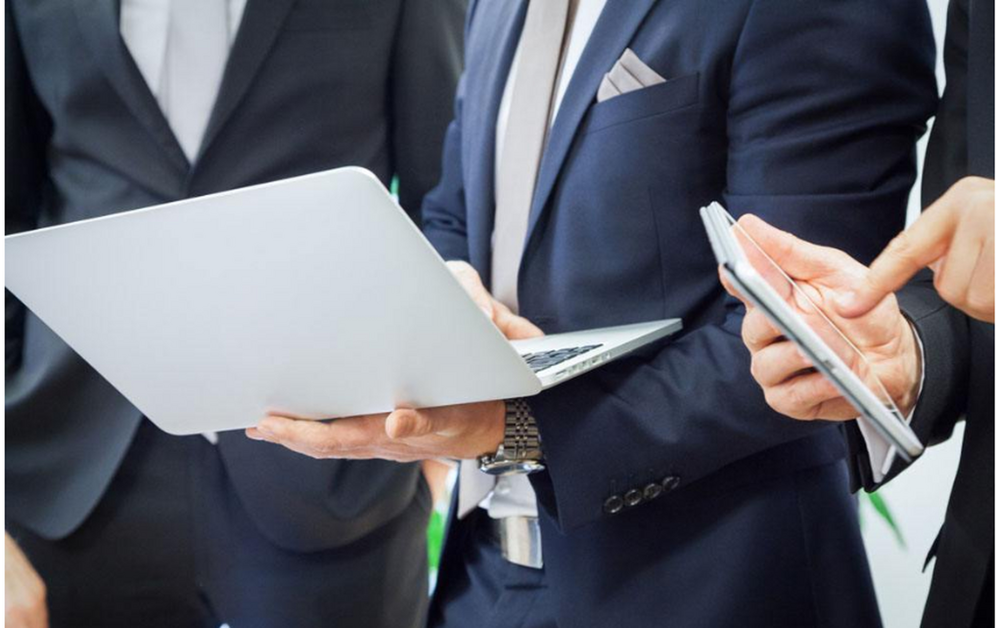 很多人的ppt文件,希望有个页码编号显示在幻灯片当中.