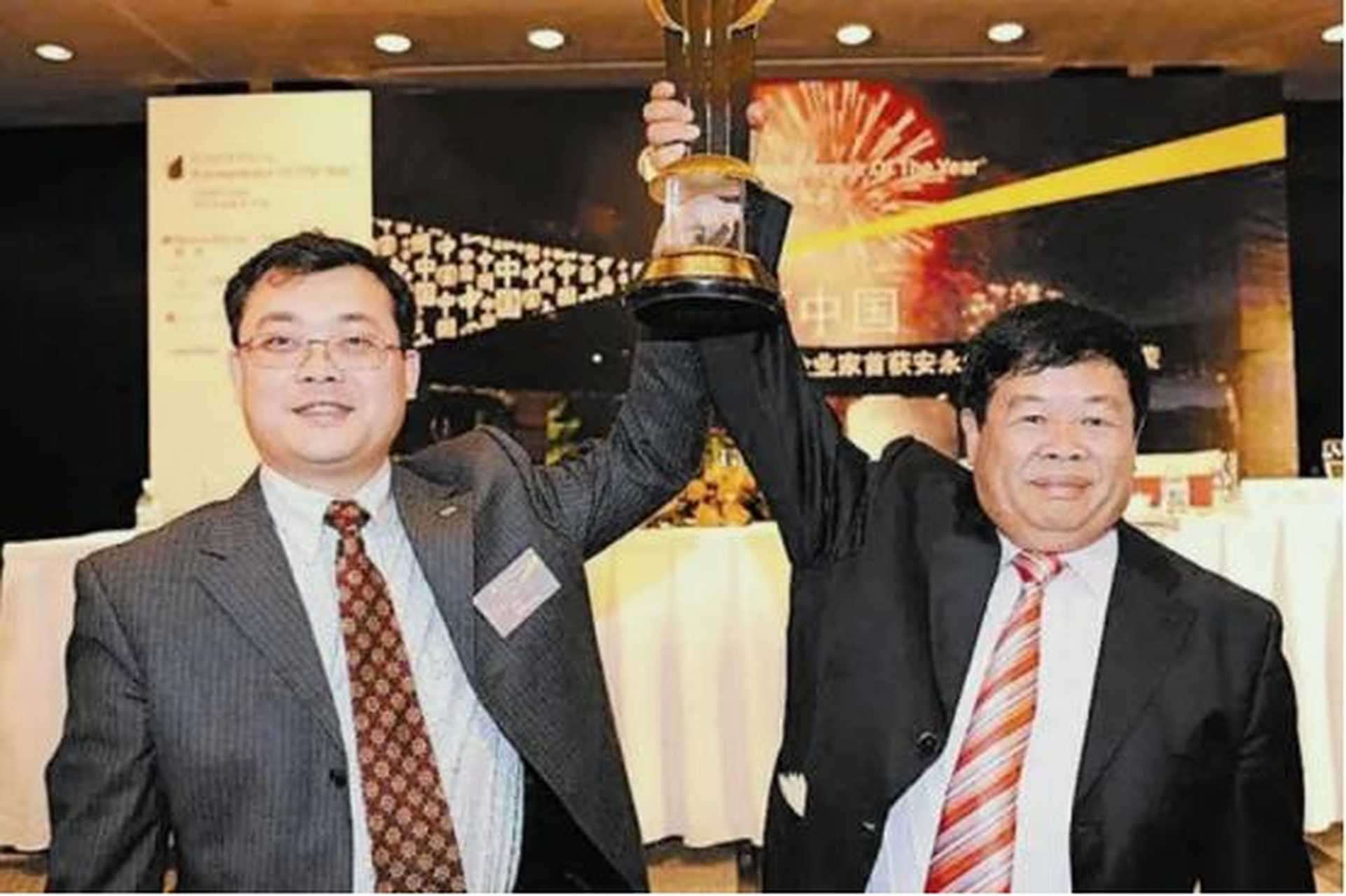 曹德旺把女婿叶舒叫到办公室,吩咐秘书不许任何人打扰!