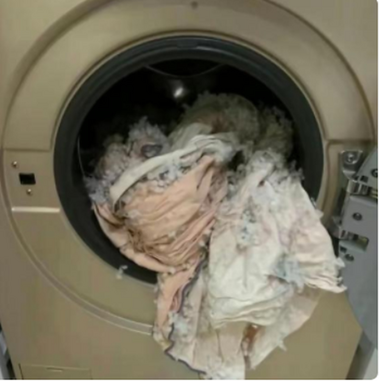 洗被子洗成这样子了,是不是洗衣机坏了呀?