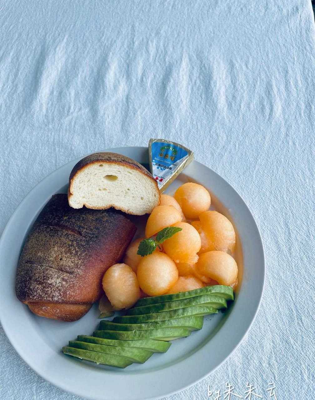 17巴维德酸奶 米面包 牛油果 哈密瓜 奶酪.