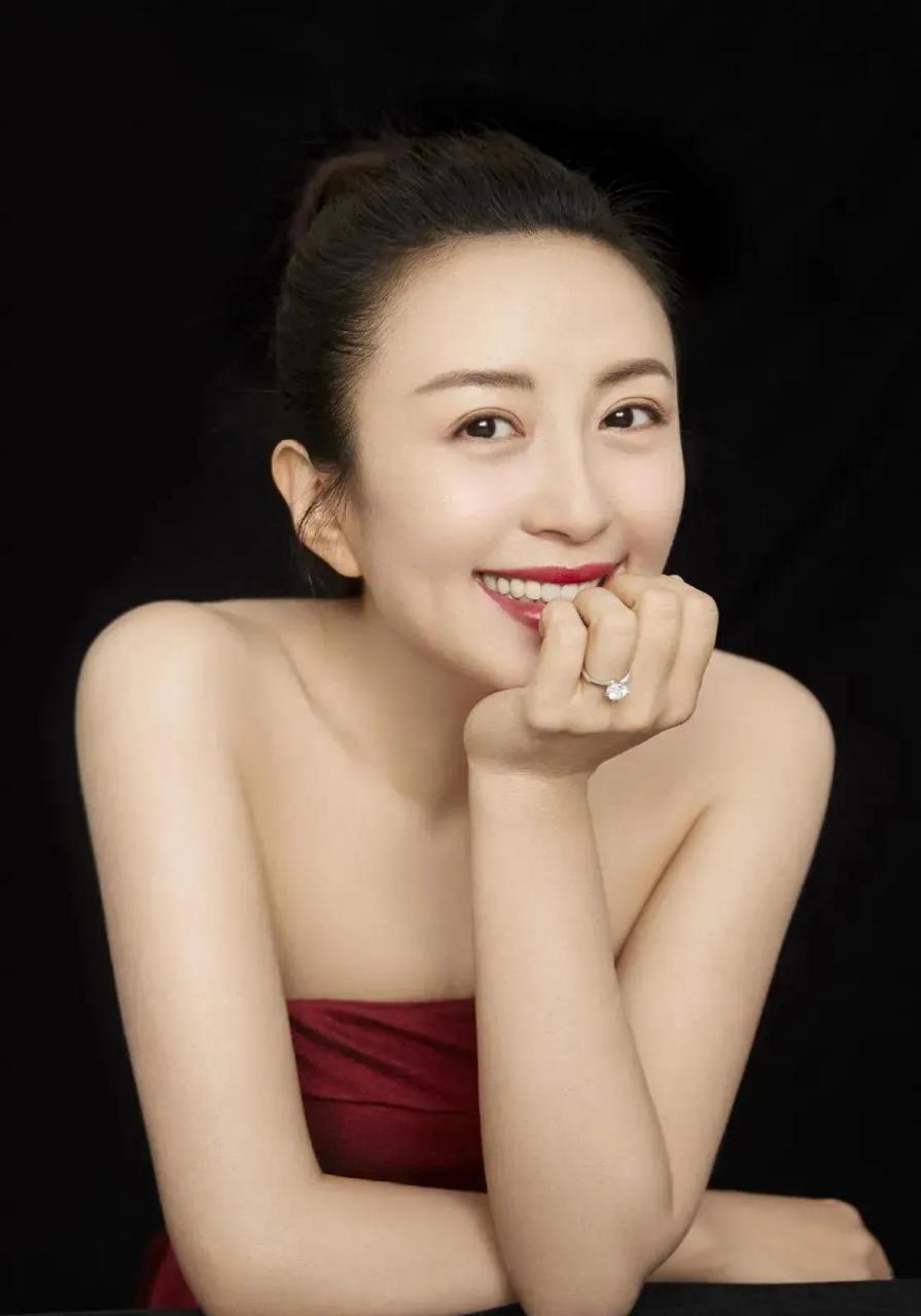 大美女杨童舒,越来越有女人味 风韵卓越,丰腴唯美,肤白貌美,魅力无限