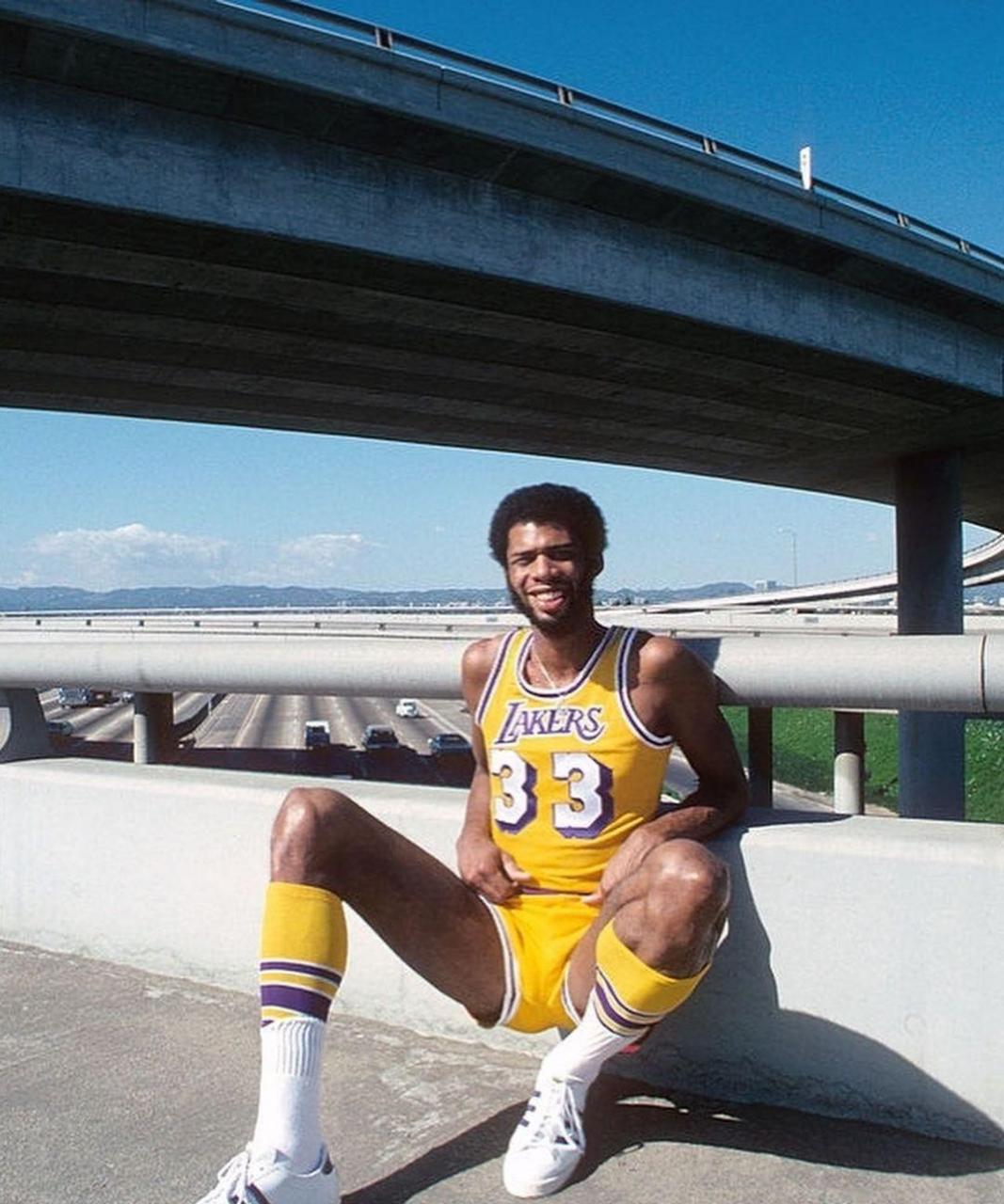 这是1975年刚刚加盟湖人的贾巴尔, 那个赛季贾巴尔砍下27.7分16