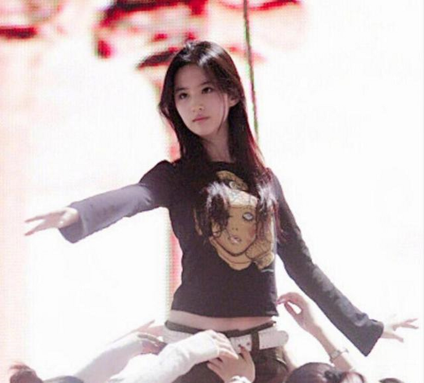 组图:刘亦菲金鹰女神幕后照曝光 随手抓怕无打光仍灵动耀眼