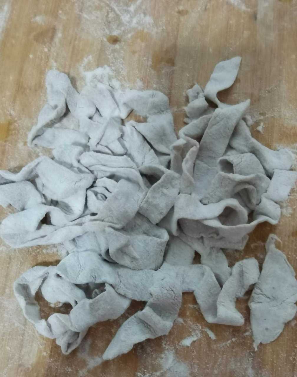 上午做了点忆苦思甜饭,自己和了点黑面和白面,擀成了宽面条,有点原来