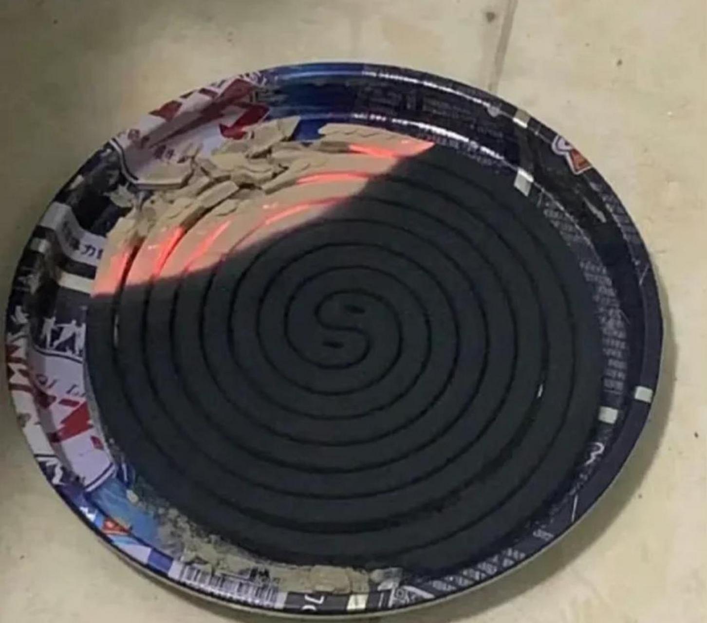 是谁说蚊香不用拆开也能点的! #搞笑趣味图