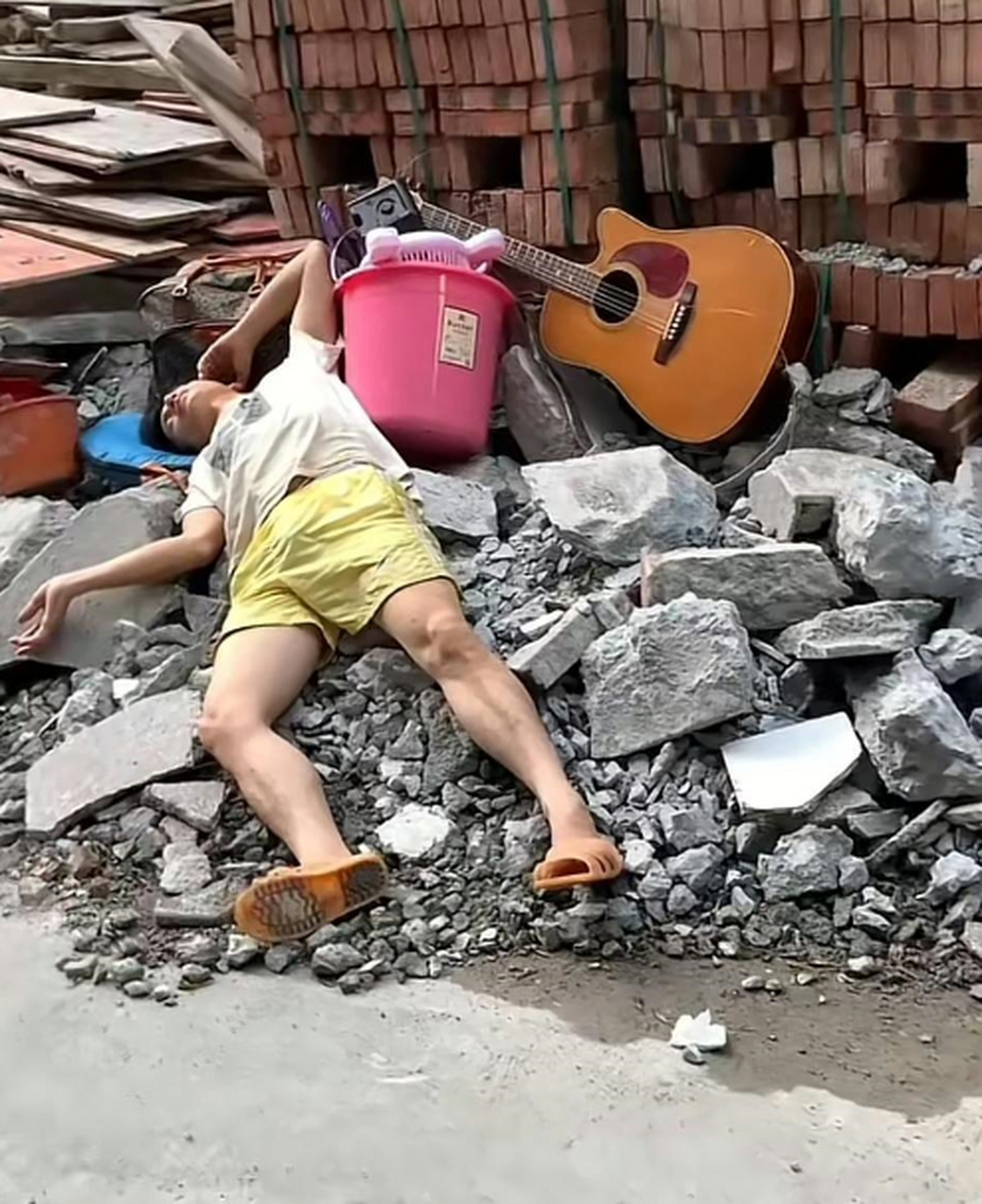 在垃圾堆的梦想也是梦想,但妻离子散追求梦想真的值得么