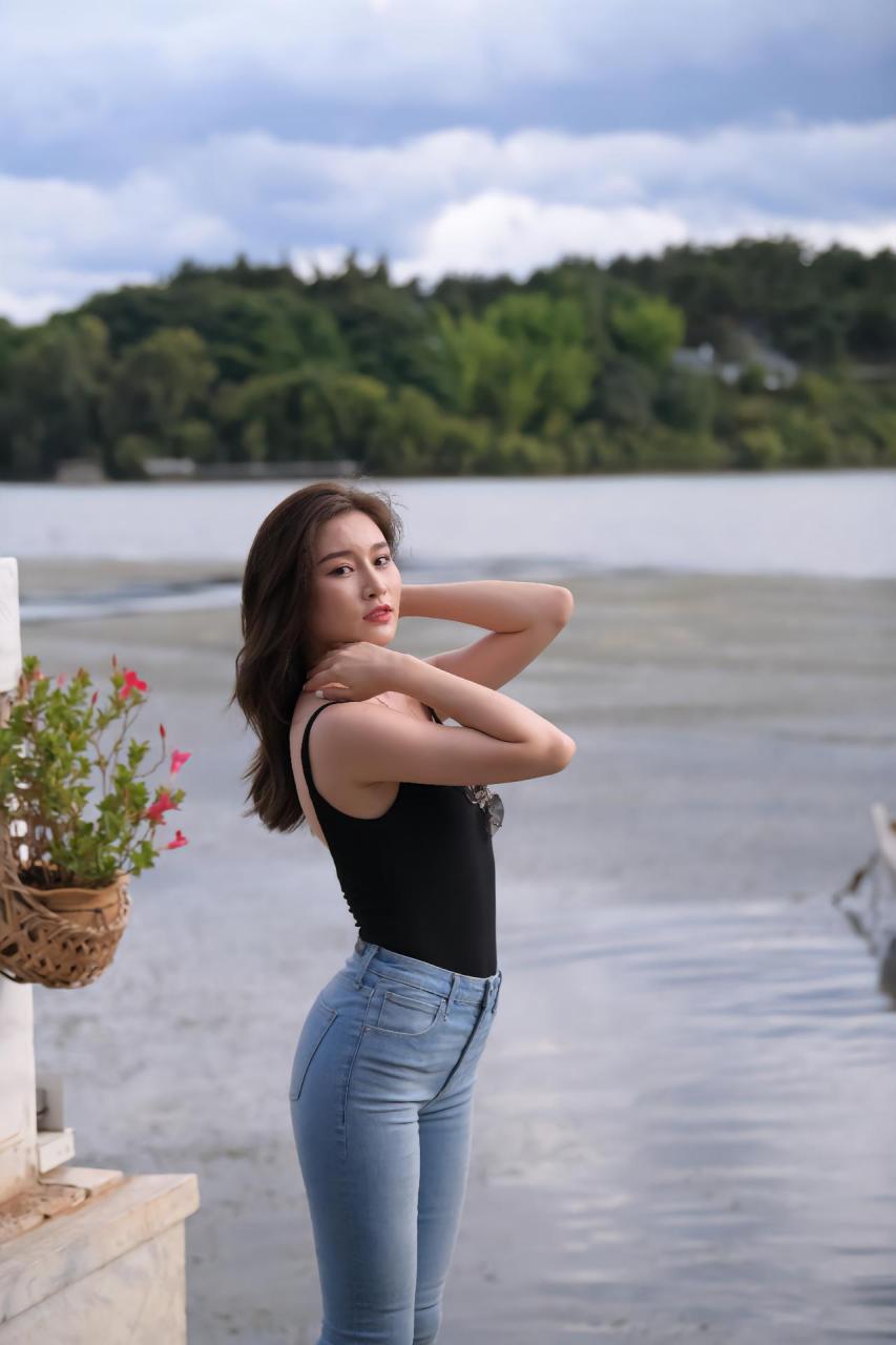 海边的姐姐,姿势真优美.