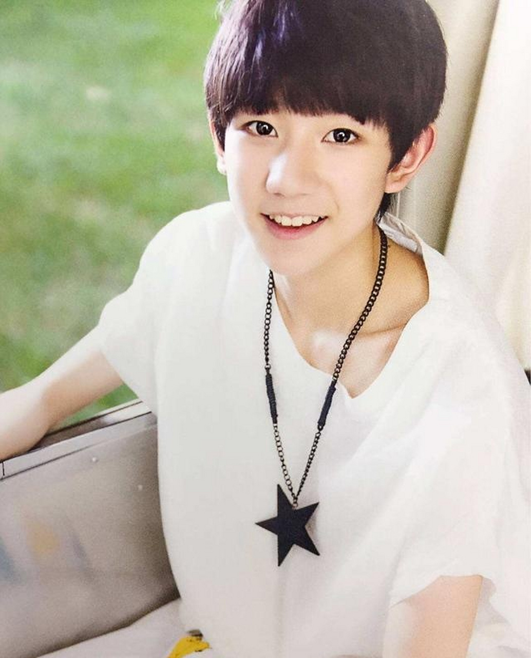 再对比之前出道时的帅气小伙的模样,不难发现,长大后的王源,真的有点