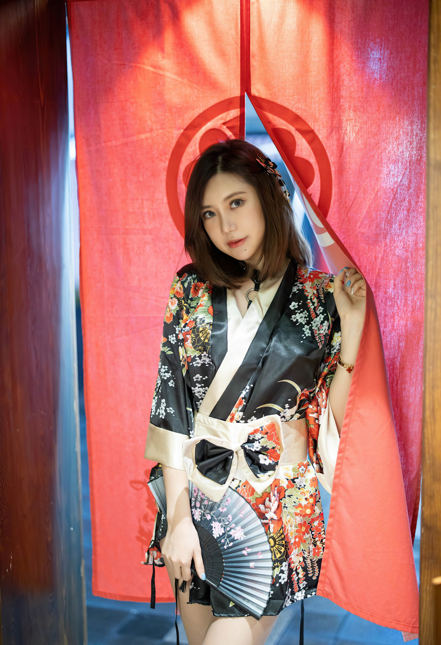 黑色和服搭配性感白色丝袜,婀娜多姿绝佳娇躯别样呈现,御姐气息满屏