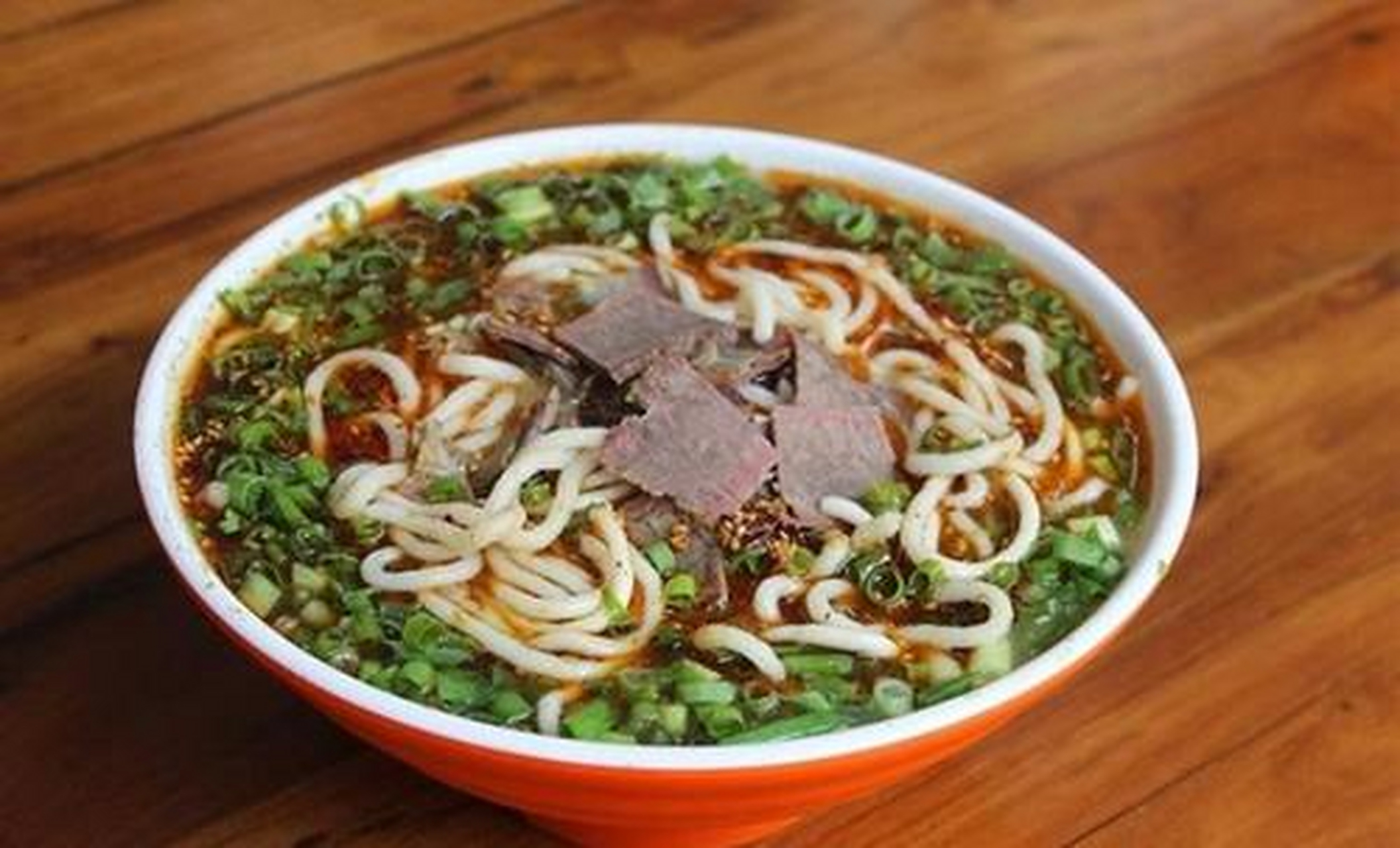 煮好的面根据个人口味放入葱花,油,盐,味精,蒜汁,香油,芥末油,辣椒