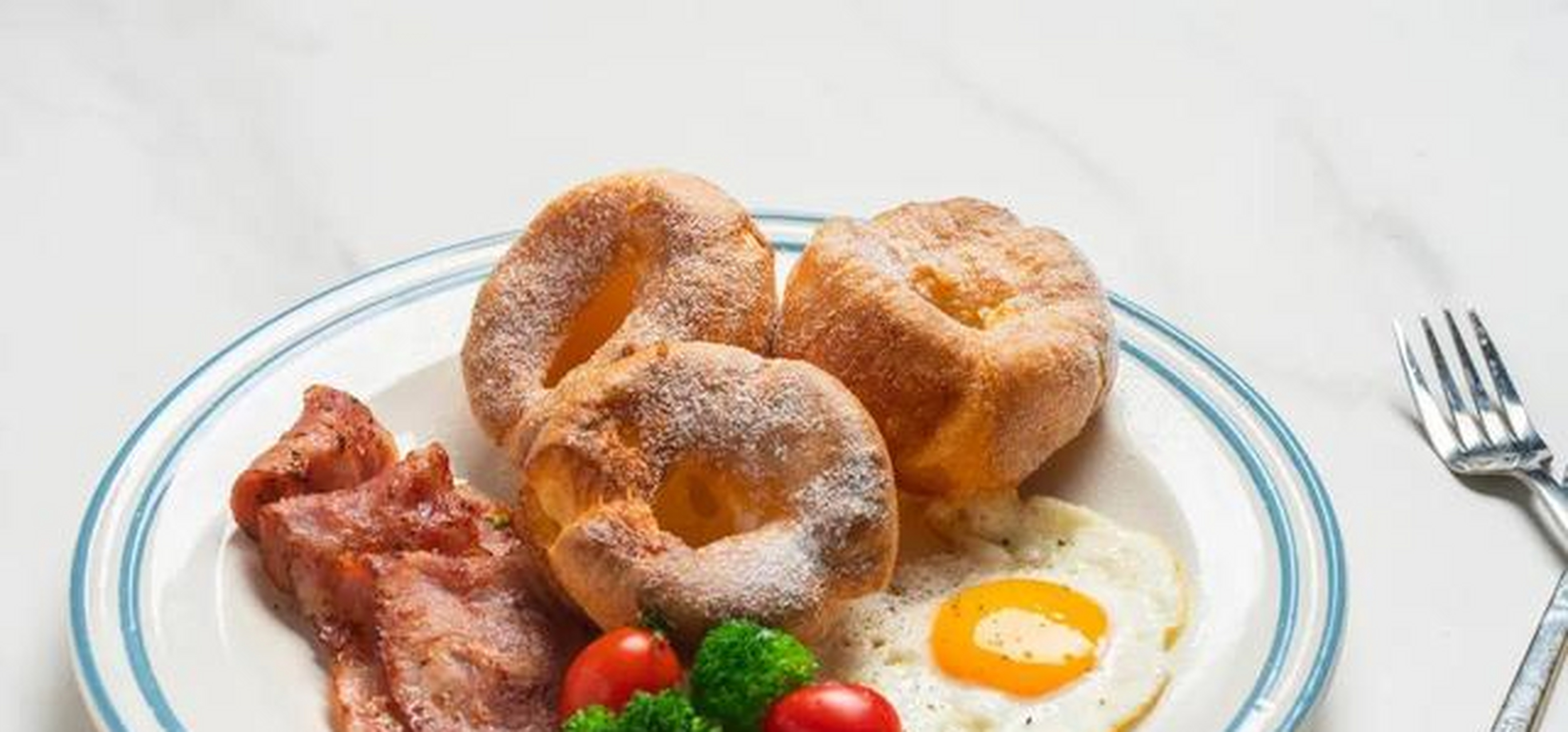 约克郡布丁也叫约克夏布丁,以前英国人吃它一般是搭配牛排,蘸着牛肉肉