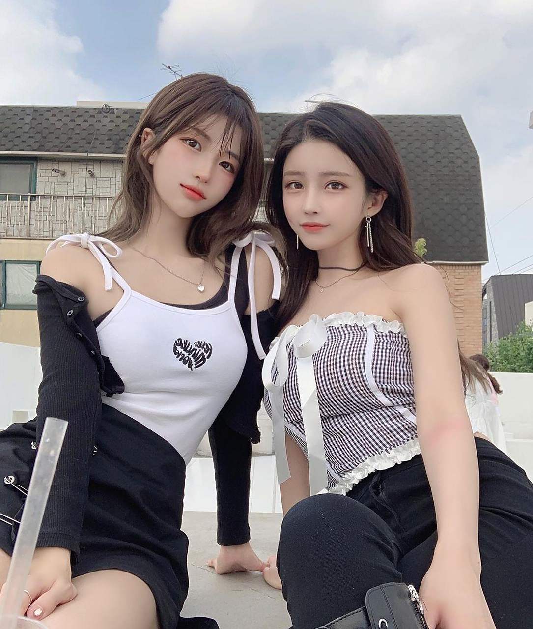跟好闺蜜一起出门玩耍的韩国女生,合影中的两人,看着都很甜