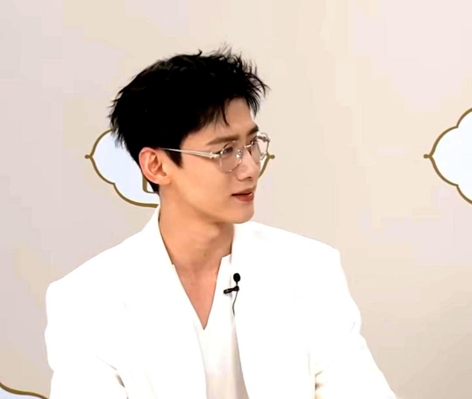 白敬亭身穿白色西装,戴着大框眼镜,散发出文艺气息,阳光帅气.