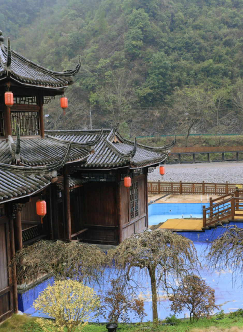 四川万源的龙潭河风景区,是大巴山里的一潭碧泉,这里夏可避暑漂流