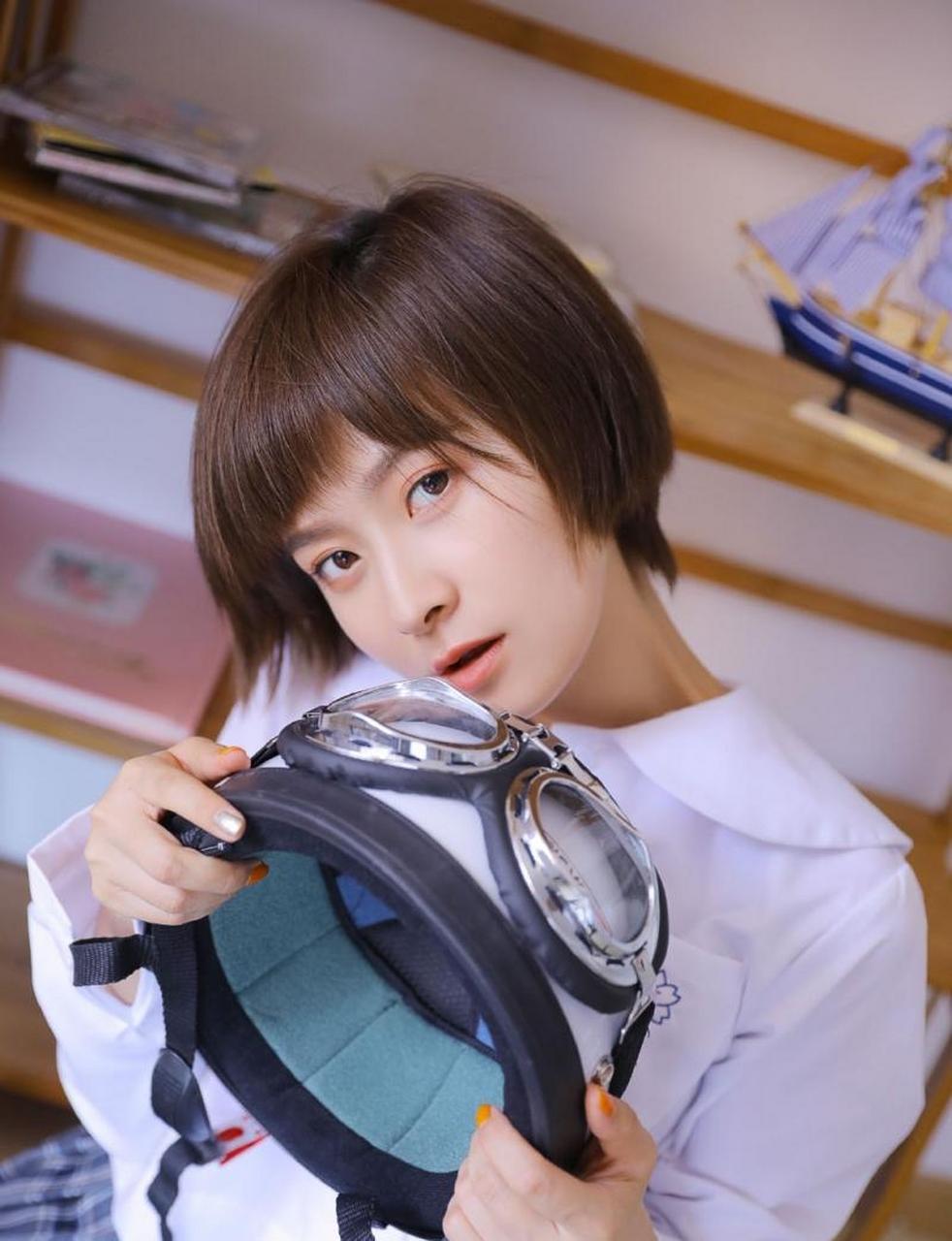 短发美女学生制服俏皮可爱写真 #娱乐