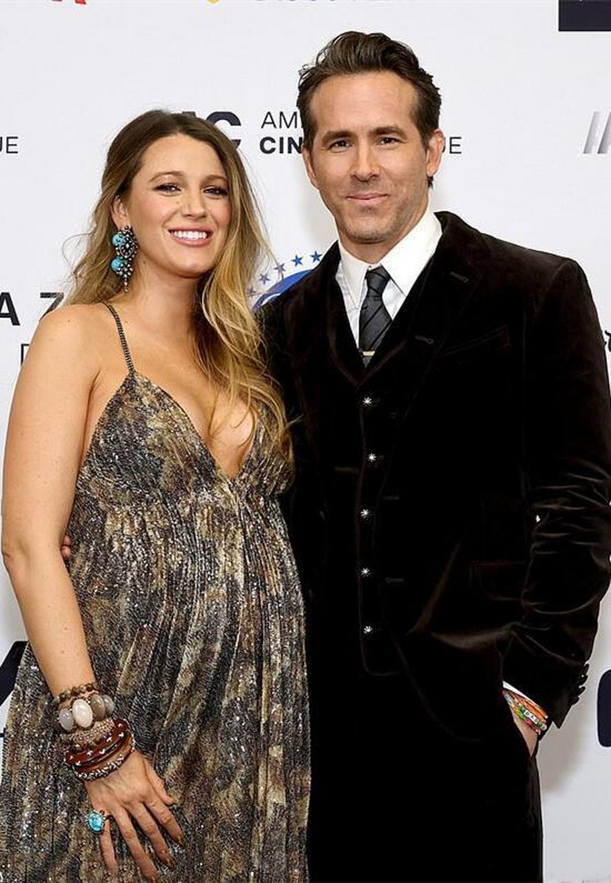 35岁布莱克·莱弗利挺着4胎孕肚和老公走红毯,孕味十足