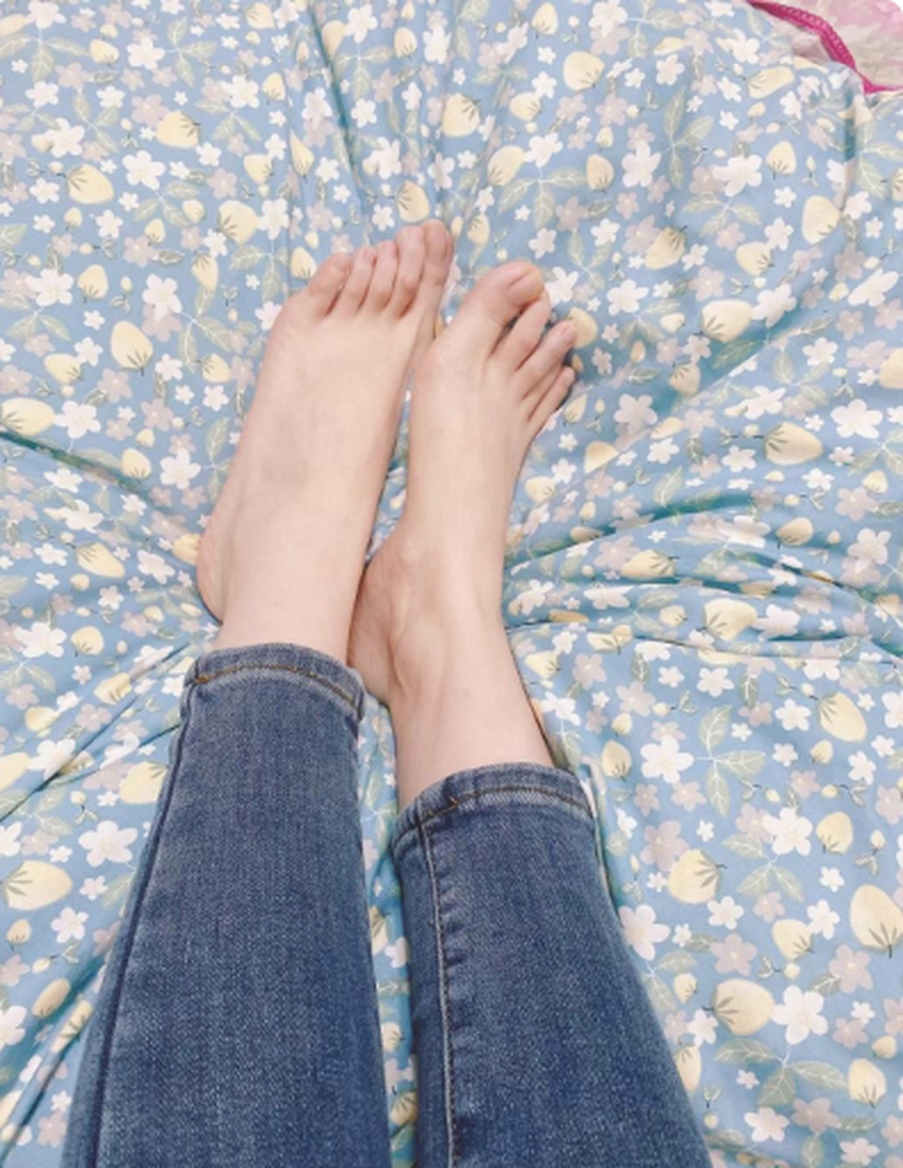 我的脚丫白又嫩,拿出来晒晒