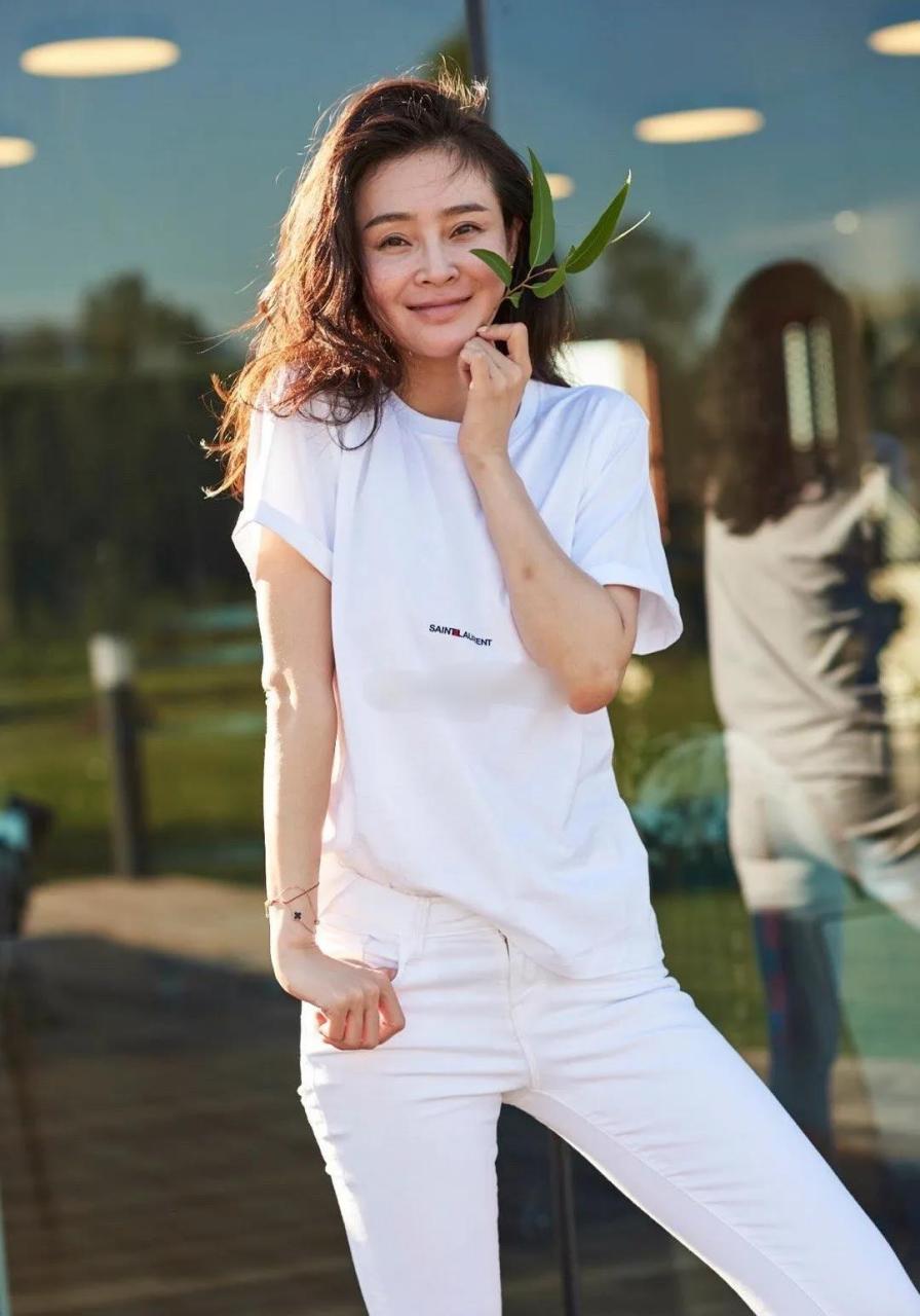 于明加海边大片写真,168身材美的大气又惊艳