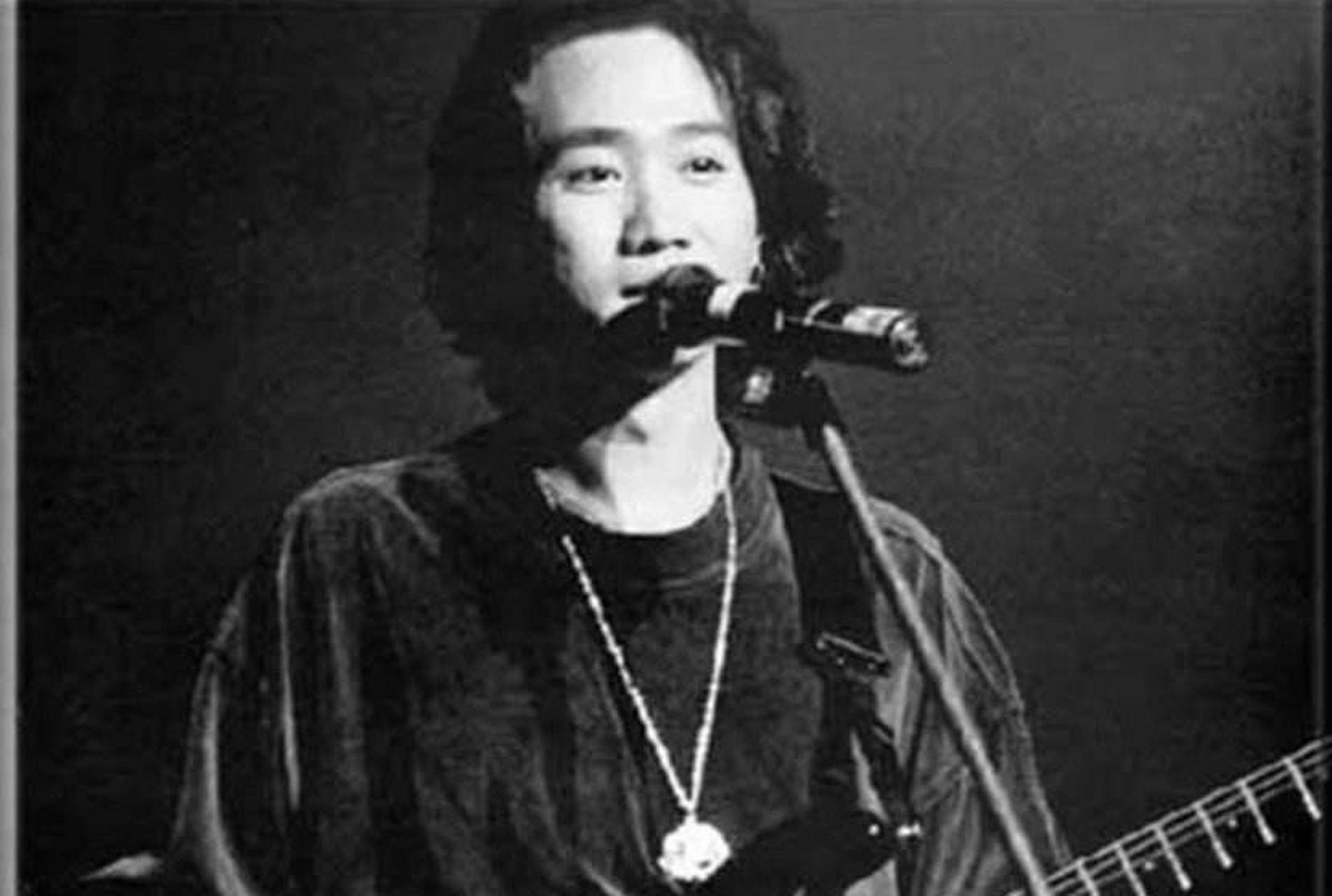 gif创作人# 当年黄家驹在日本舞台从高处摔下来,脑部受重伤.