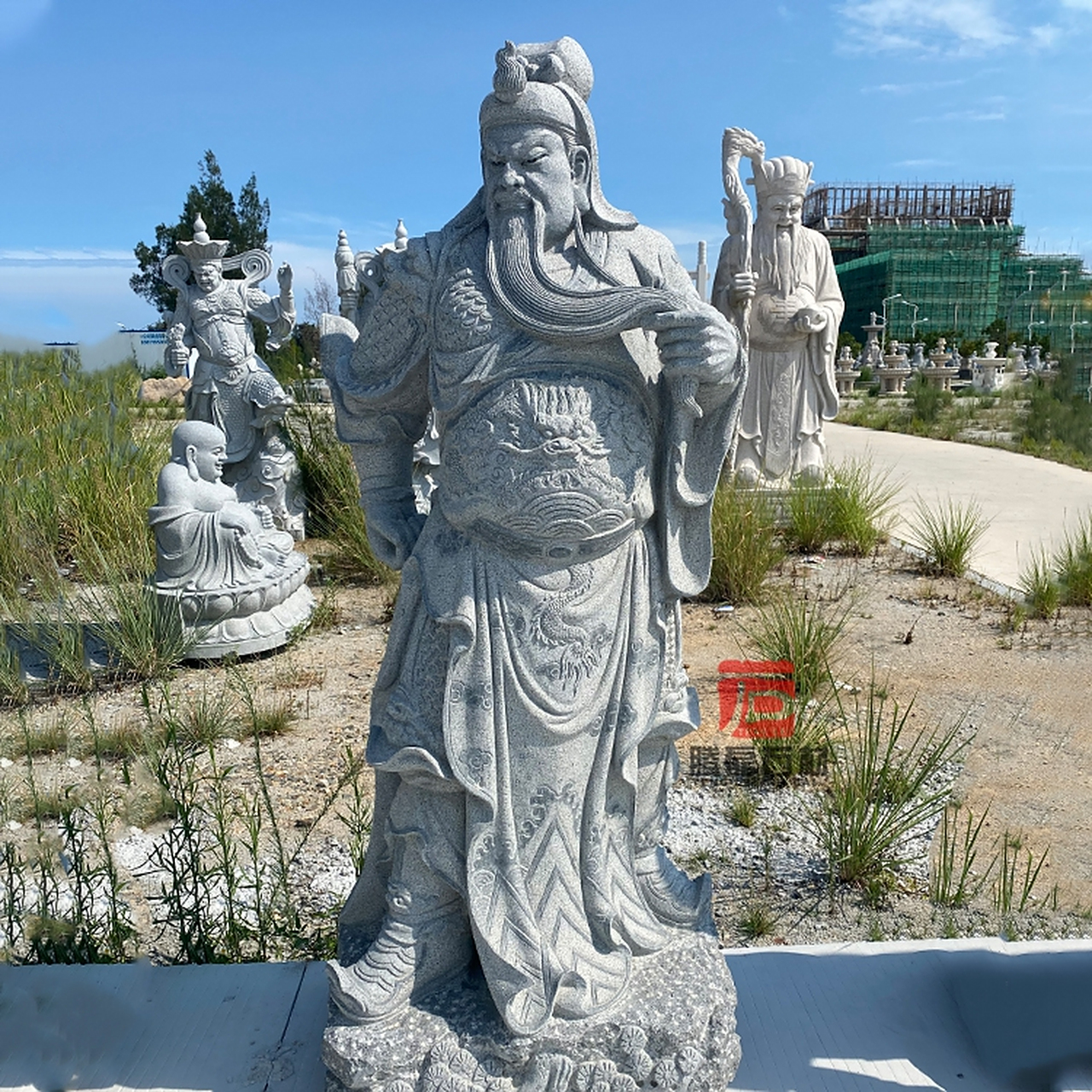 石雕关公雕像图片及寓意:关公,又称关云长,是中国历史上著名的武将,为