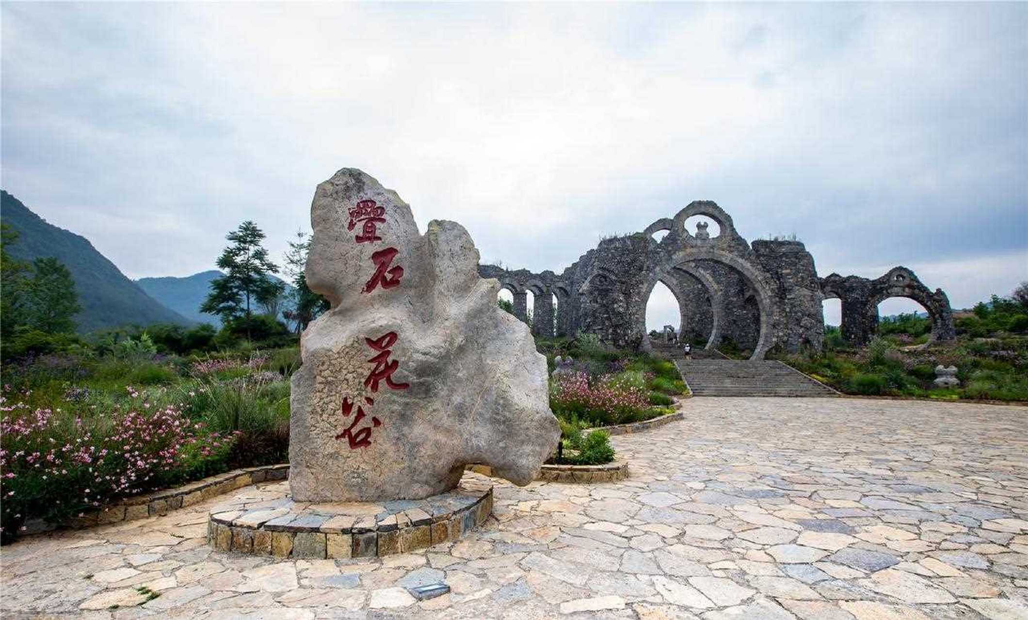 重庆酉阳叠石花谷,就是一座以巫傩文化为基调的主题公园.