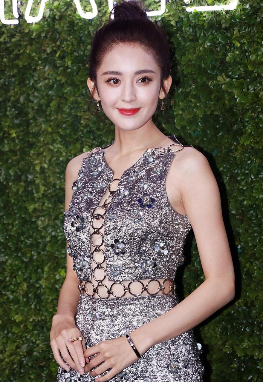 古力娜扎去环球影城玩被偶遇,结果她的裤子引起了网友的讨论.