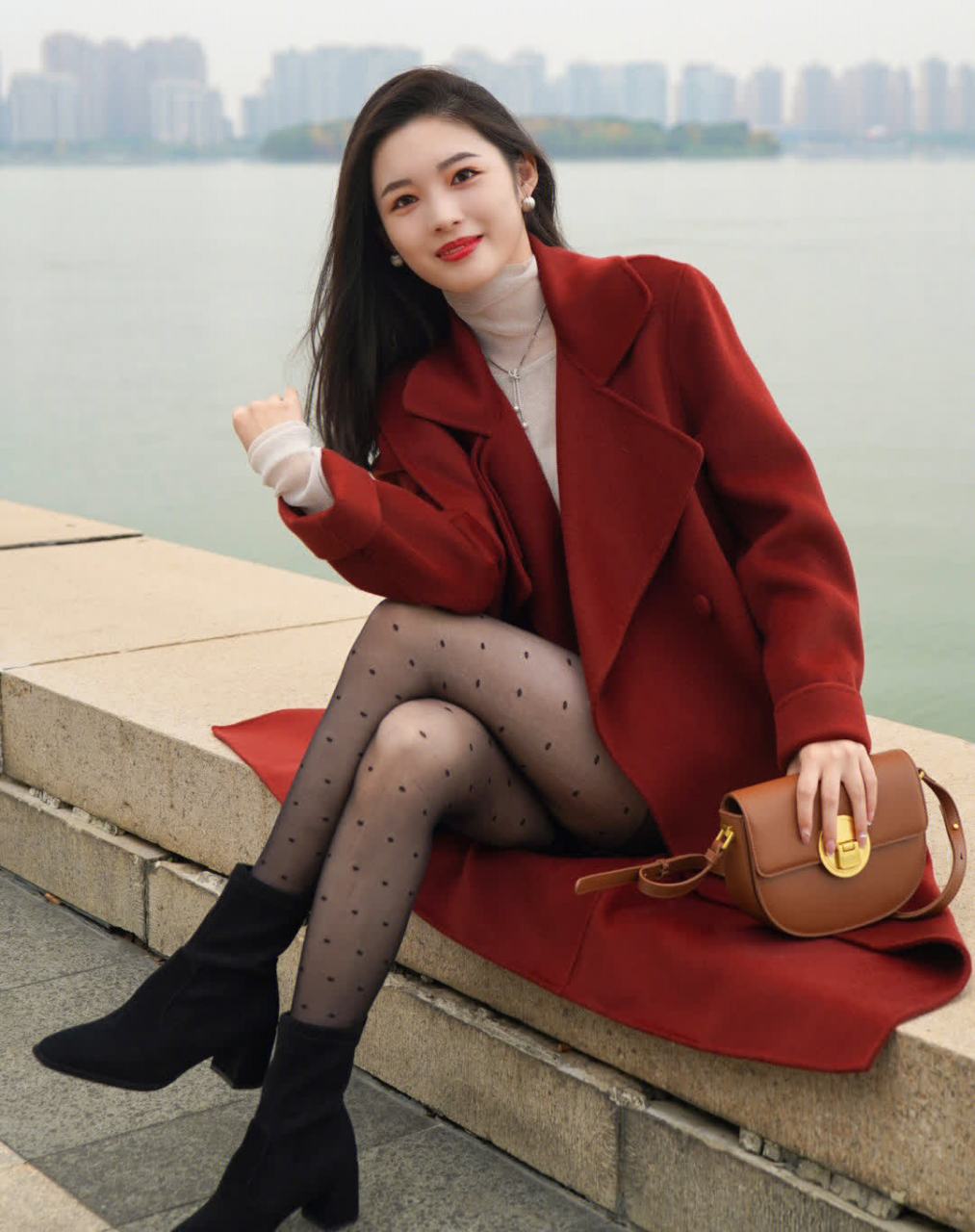 街拍看穿搭#红色毛呢大衣搭配波点黑丝,在最美的年纪,展现最美的自己