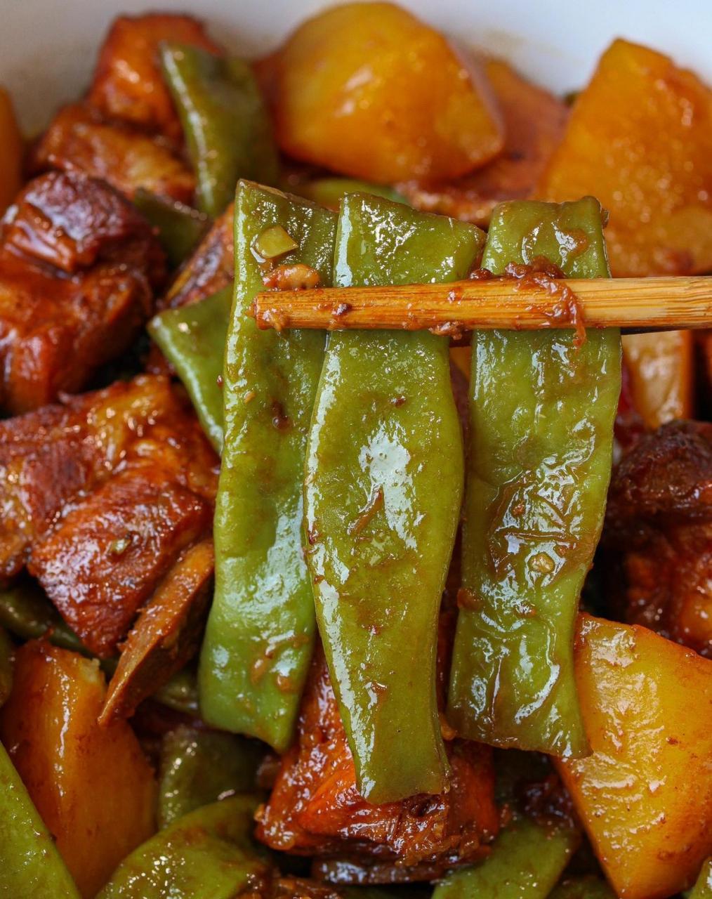 我真太喜欢吃了～ 建议多焖米饭,不然不够炫～ 准备食材 排骨豆角土豆