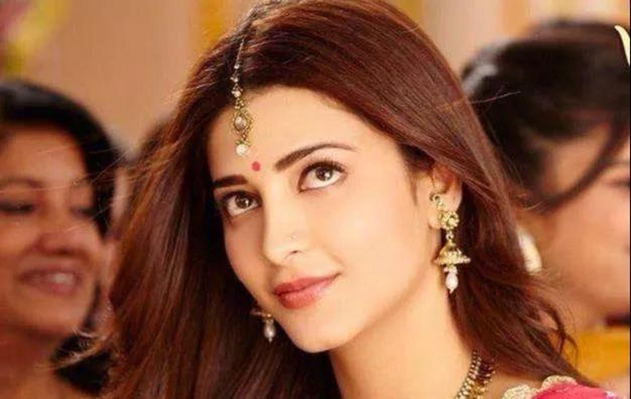 为什么印度女性都喜欢在眉心点一个红点儿?里面真的写着一等奖吗?