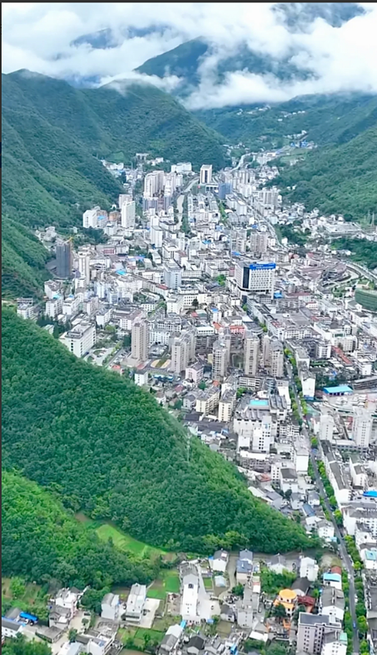 神农架林区松柏镇,地方真的不大,但是自然环境堪称一绝,可以说是整个