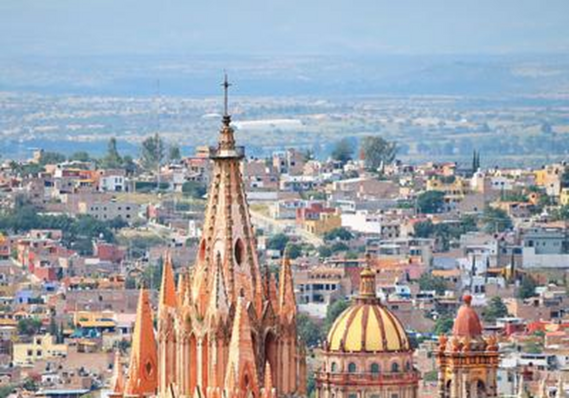 圣米格尔德阿连德小镇,这拗口的名字却阻挡不了来自世界各地的游客.