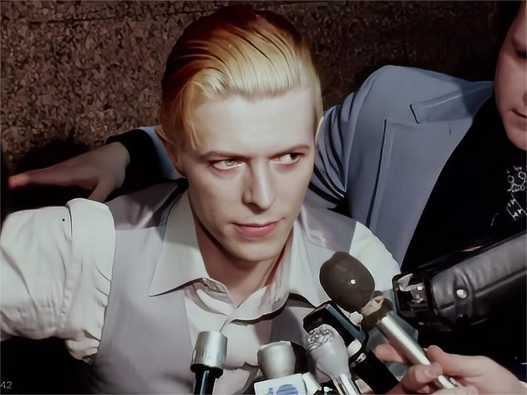 大卫·鲍伊(david bowie)英国摇滚歌手,是摇滚史上标志性人物之一