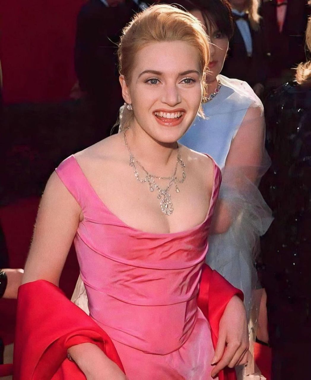 凯特温斯莱特穿西太后的立体剪裁礼服,粉色系搭配披肩,也太温柔了吧