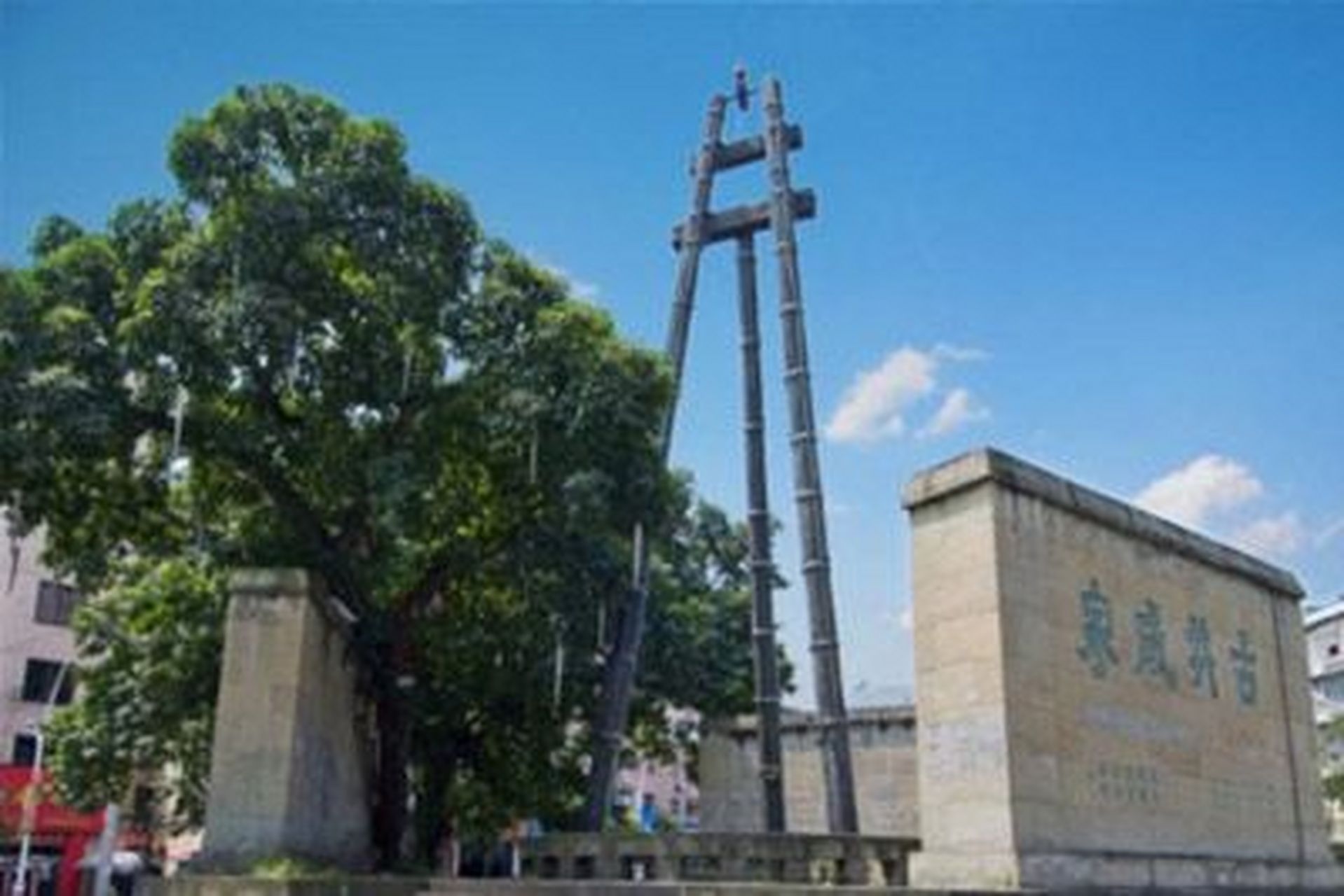 富世井位于富顺县县城釜江大道东段盐井街小转盘处.