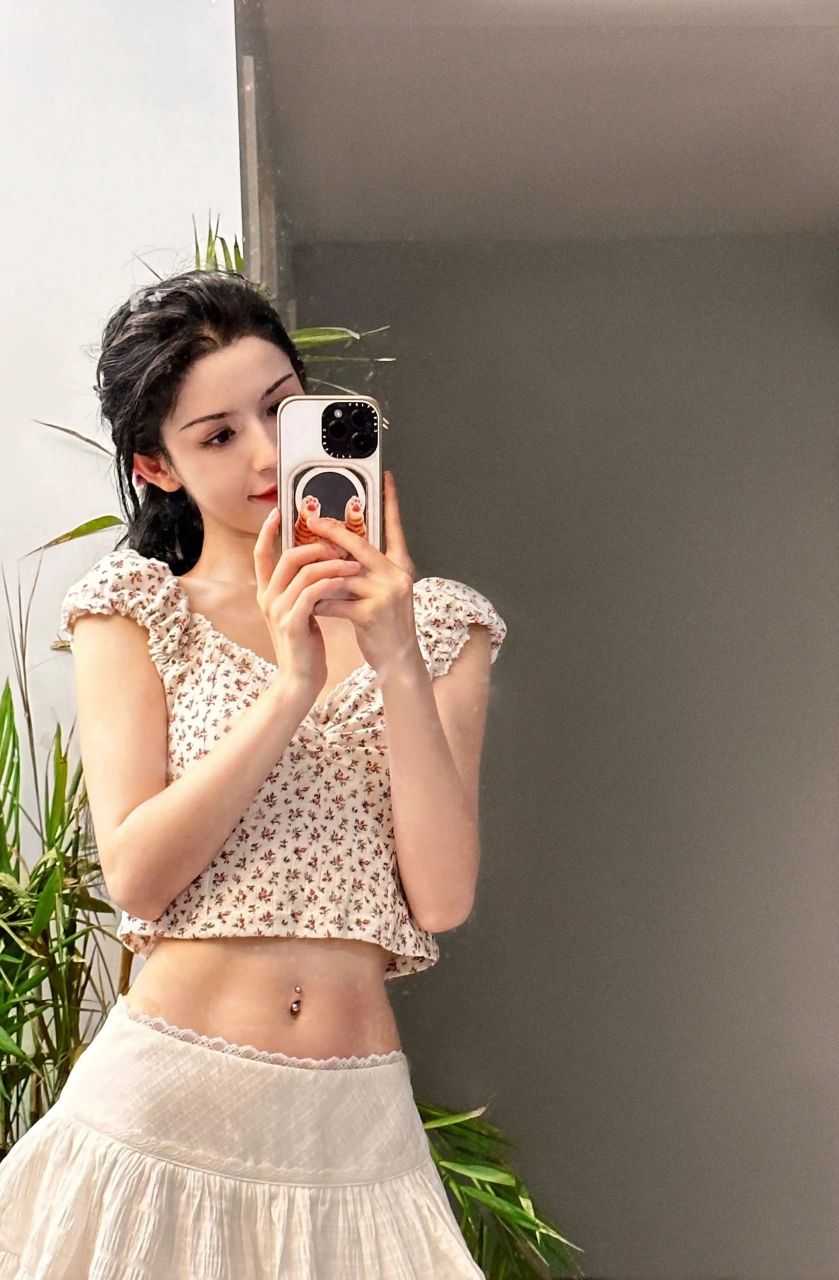 脐钉实在泰酷辣 哈妮克孜最近私服穿搭合集