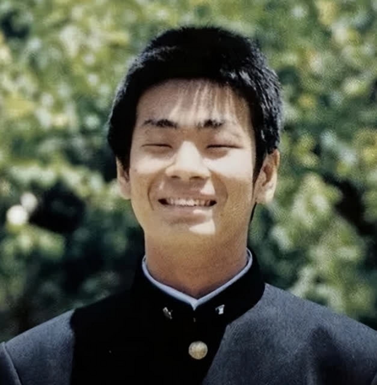 中这个笑容单纯的日本年轻人让人意想不到的是,他在2022年枪杀了安培