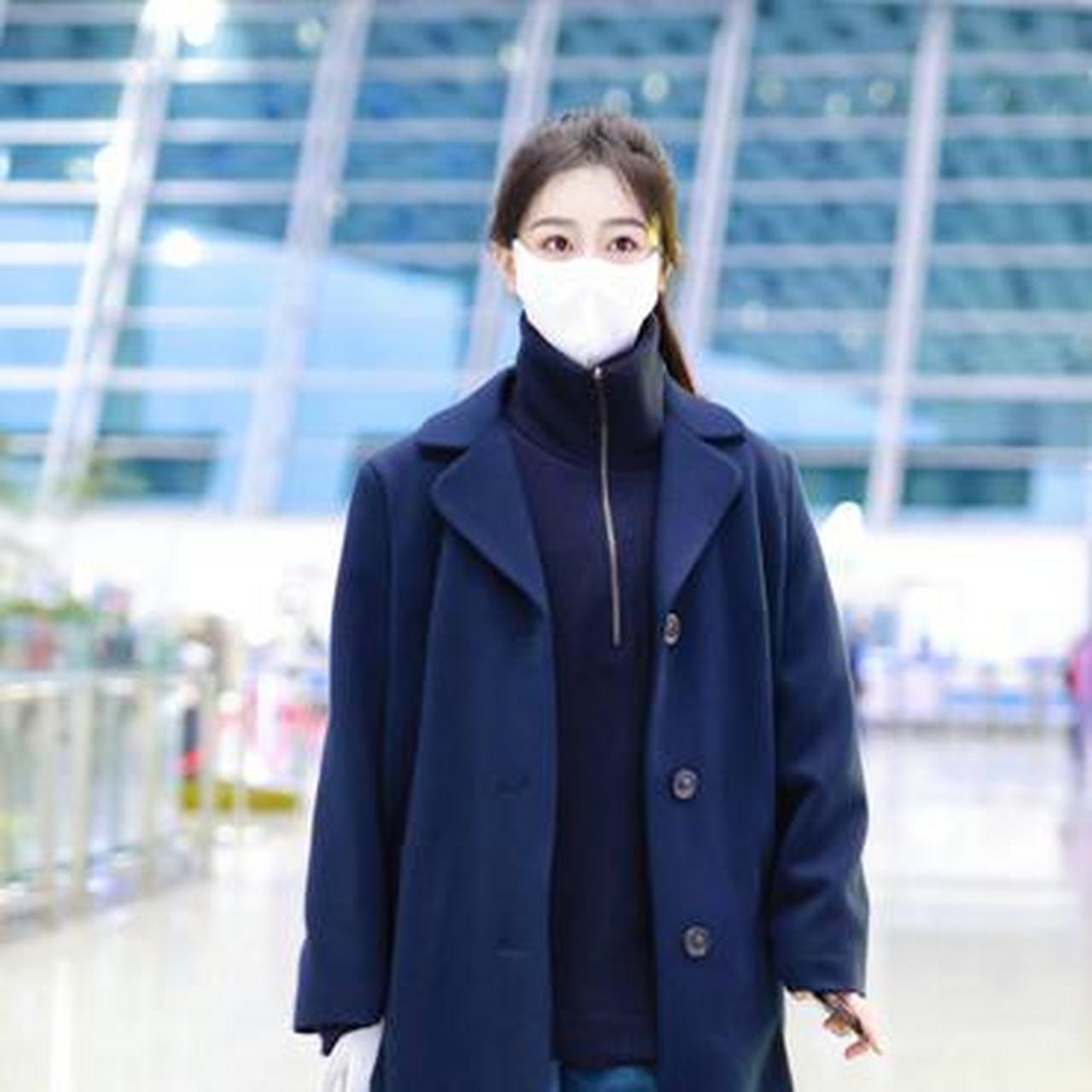 杨紫机场街拍,蓝色大衣 高领毛衣 单马尾造型好有气质!